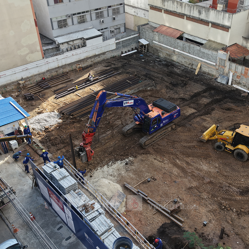 Como o Martelo Vibratório garante fundações sem riscos às construções vizinhas