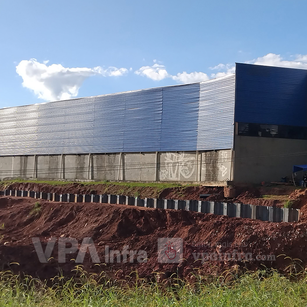 Contenção permanente com Estacas Prancha metálicas garante a estabilidade de galpão em área industrial