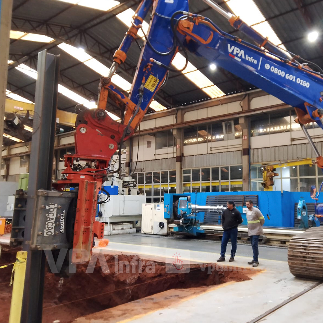 Cravação em ambientes confinados com Martelo Vibratório de Garra Lateral